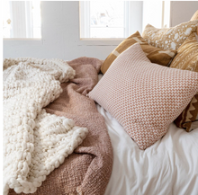 Load image into Gallery viewer, Wintertide Chunky Knit Throw