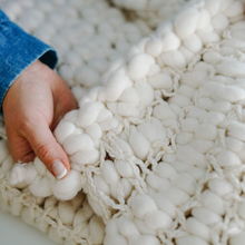 Load image into Gallery viewer, Wintertide Chunky Knit Throw